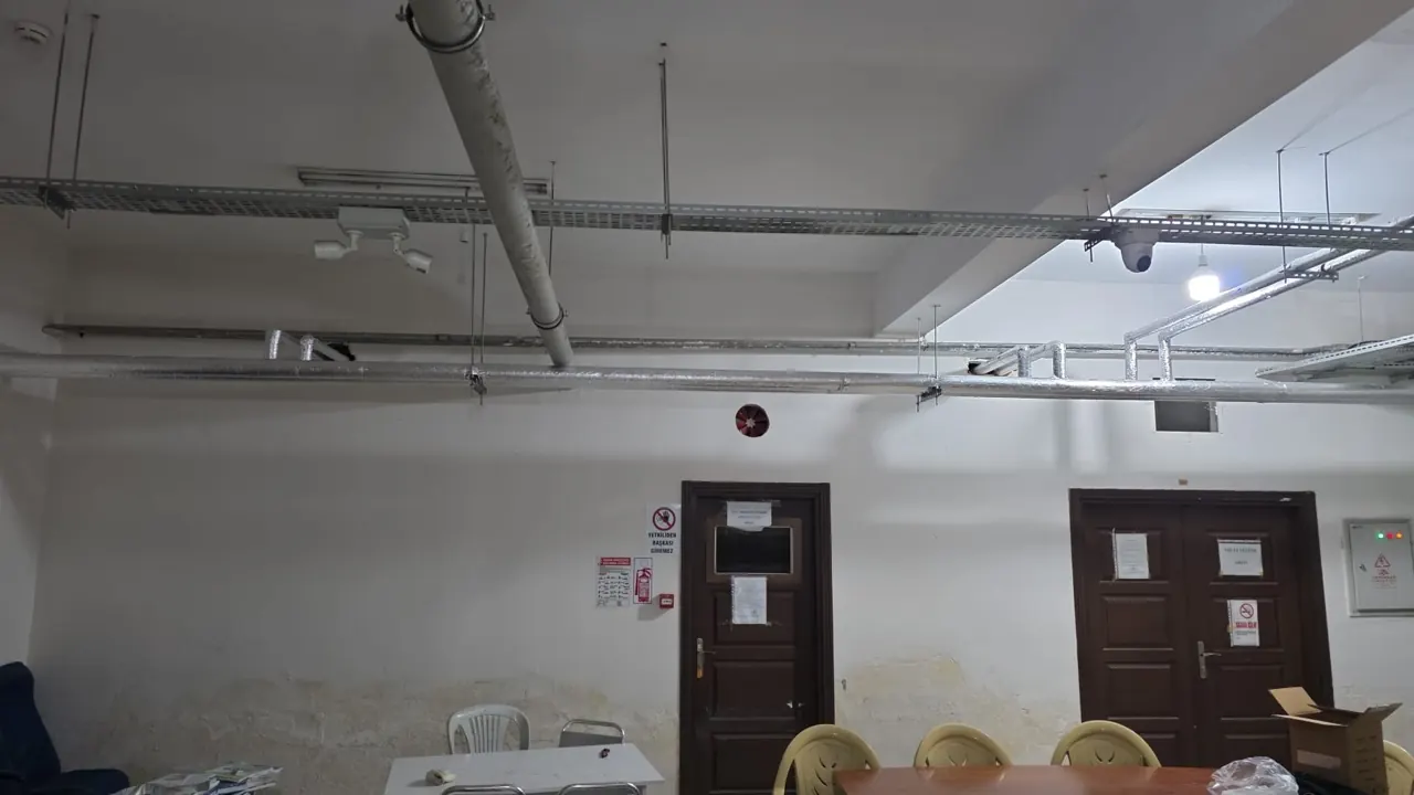 Tavan seviyesinde askı elemanlarıyla taşınan mekanik tesisat boruları