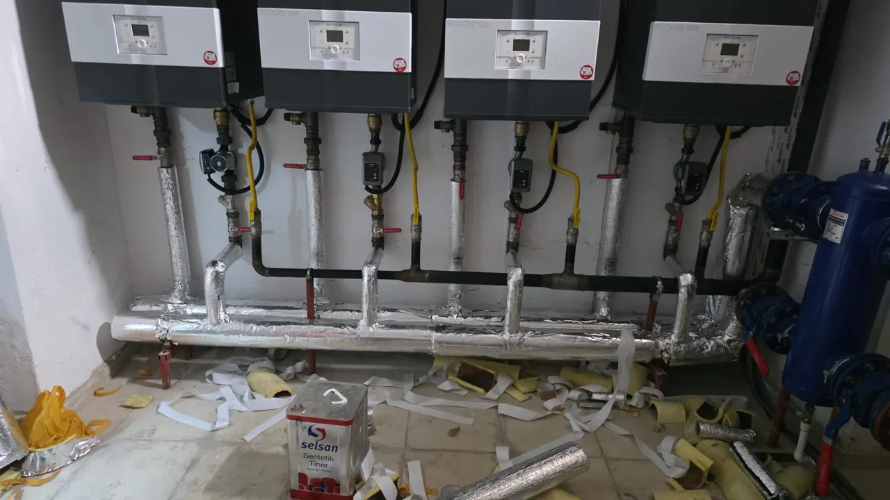 Dört duvar tipi kazanın gaz ve izole gidiş dönüş bağlantı hatları