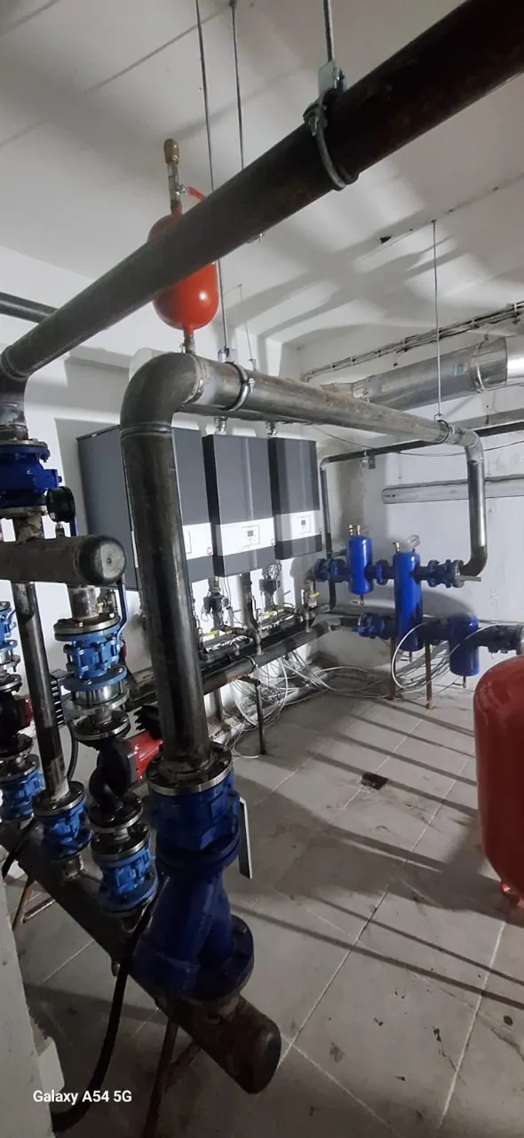 Kazan dairesinde ana çelik borular, pompalar, vanalar ve genleşme tankı