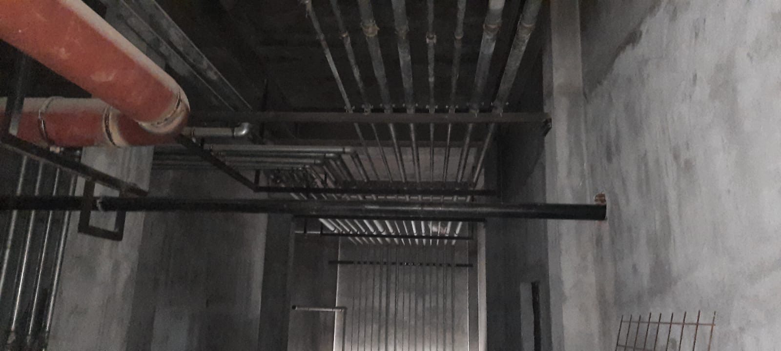Mekanik şaft boru askı sistemi ve kırmızı kolon, Pratik Mekanik saha uygulaması