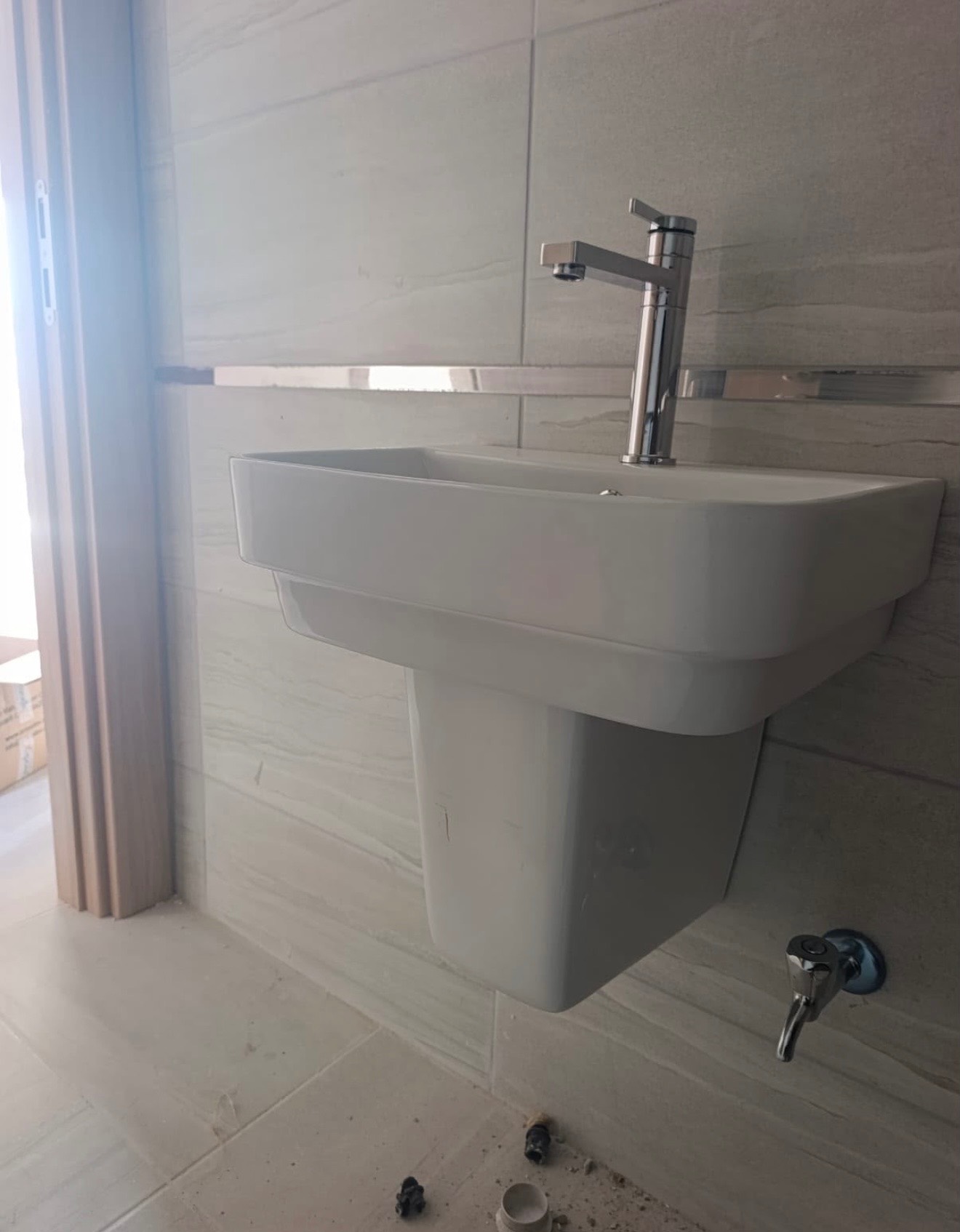 Asma lavabo ve krom batarya banyo tesisatı, Pratik Mekanik saha uygulaması