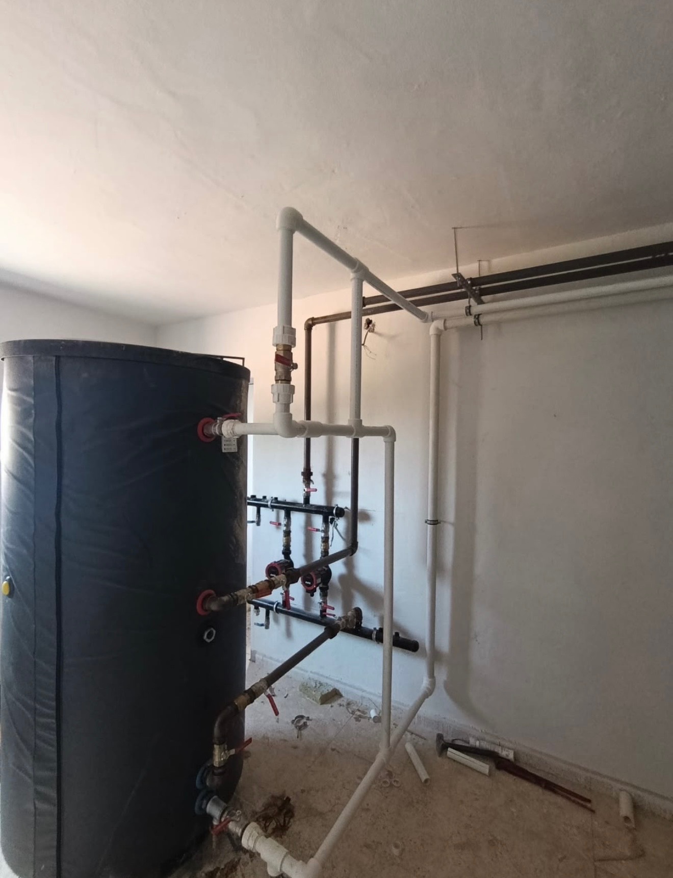 Siyah buffer tank PPR boru kolektörü ve vanalar, Pratik Mekanik saha uygulaması