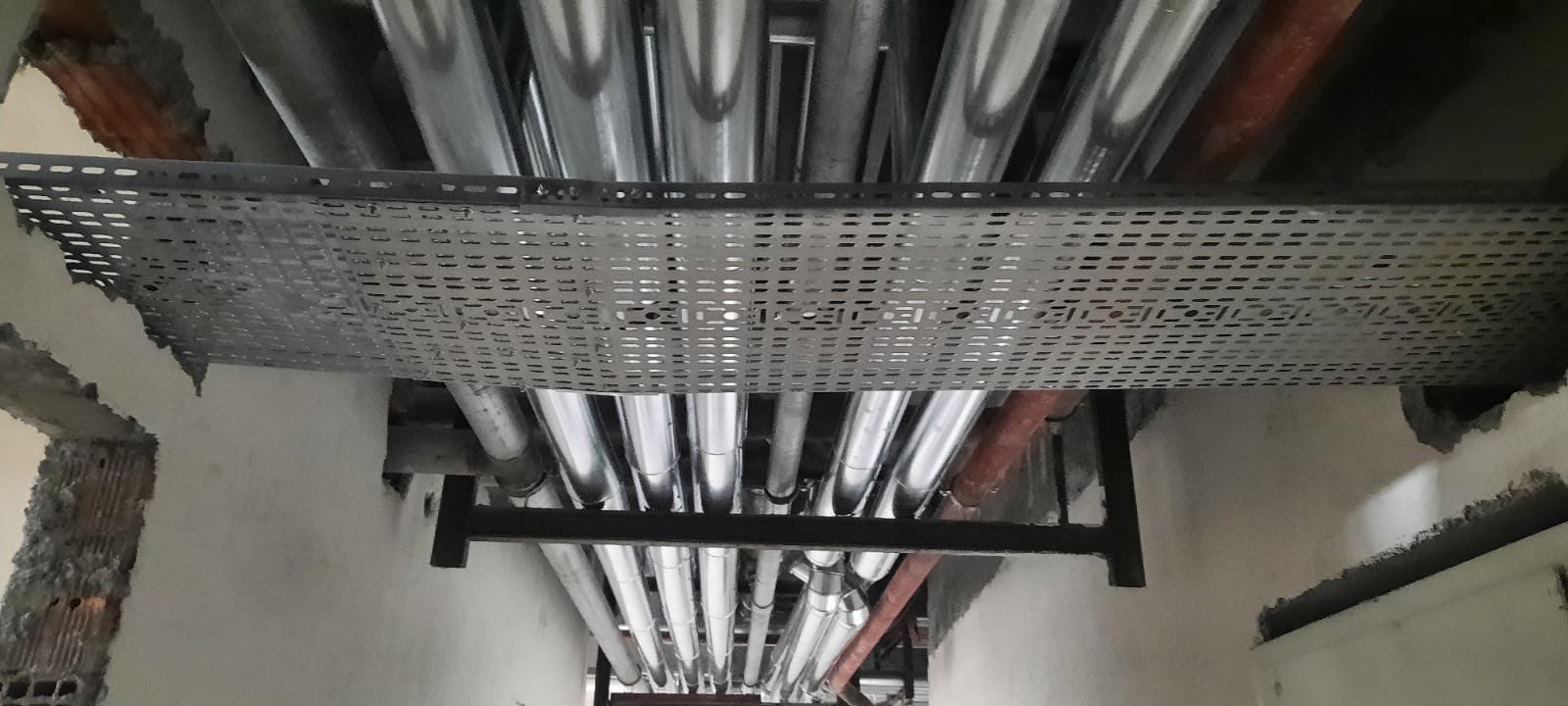 Kablo taşıyıcı ve tavan boru hattı montajı, Pratik Mekanik saha uygulaması