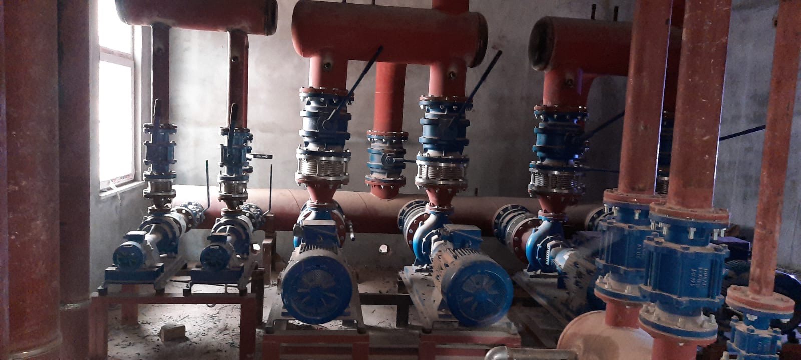 Çift pompa grubu ve kırmızı ana hat kolektörü, Pratik Mekanik saha uygulaması