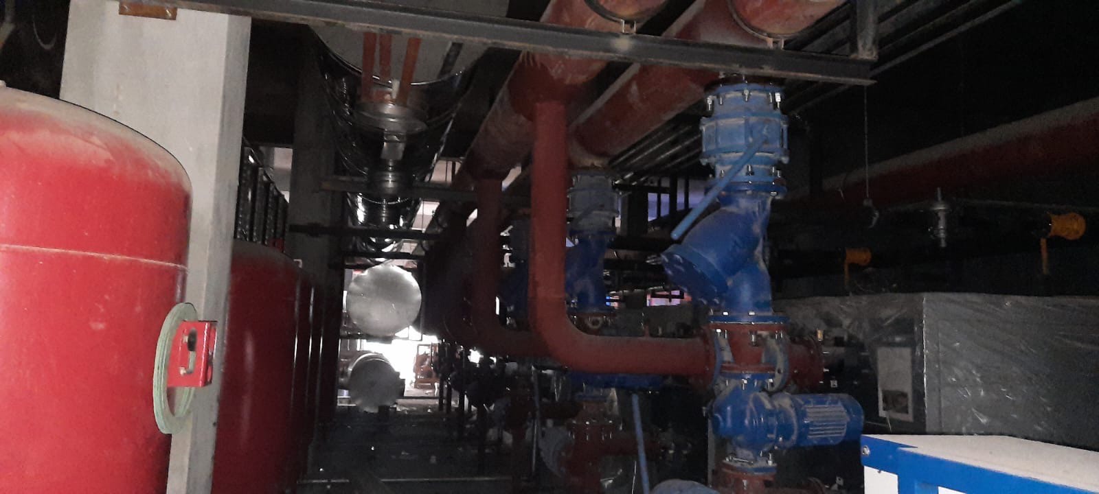 Kırmızı tank mavi pompa ve ana hat montajı, Pratik Mekanik saha uygulaması